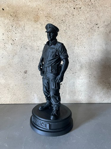 Statue policier noir mat 17cm - statue,