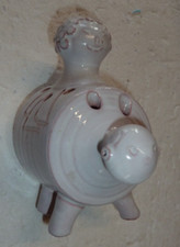 pique-fleur figurant une femme