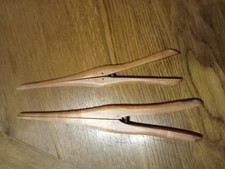 2 ANCIENNS PINCE A GANTS EN BOIS  - OUTIL DE GANTIER -