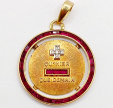 RARE Pendentif médaille d'amour AUGIS 23mm or 18k diamant et rubis calibrés