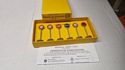 C28 dinky toys - 40, panneaux