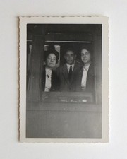 Famille pose fenêtre train -