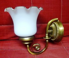 Applique en bronze doré et coupole blanche