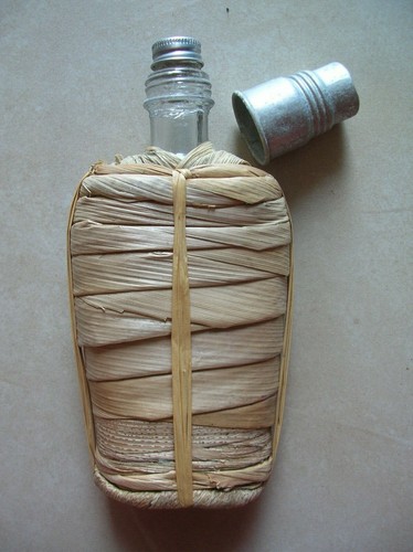Ancienne bouteille avec raphia
