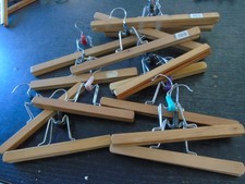 Lot de 15 cintres en bois et