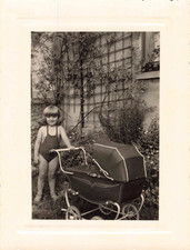 ANCIENNE PHOTOGRAPHIE FILLETTE EN MAILLOT DANS LE JARDIN AVEC SON LANDEAU