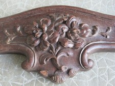 Bandeau d'armoire ancienne en chêne sculpté de style Louis XV , fleurs , 85 cm