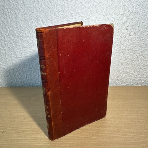 Livre ancien au salon - nu,