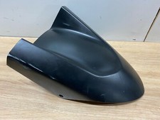 UN GARDE BOUE AVANT RAYE