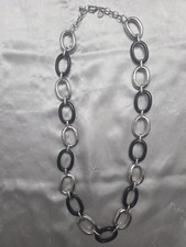 Appartement à Louer Black And Silver Chain Necklace