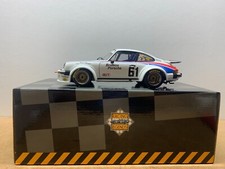 EXOTO RACING LEGENDS PORSCHE 911/934 RSR #61 BRUMOS BOX + SURBOITE AR D10