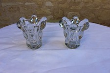 Paire de vases en verre moulé