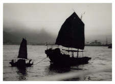 Hong Kong, Jonque dans la brume, Tirage vintage, 1951 Photo prise par Henri Lest