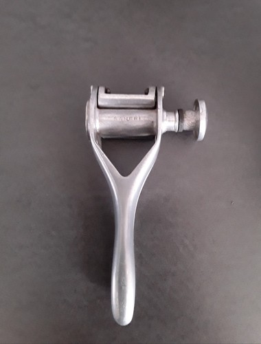 Ancienne bouchonneuse vin - bouchonneuse,