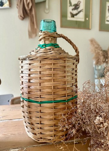 Dame jeanne dans son panier - dame,