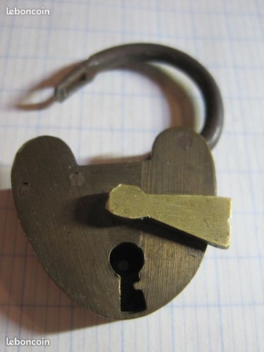Ancien petit cadenas - , laiton