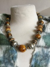 Sublime collier ethnique perles céramique, résine, métal et bois en très bon ét.