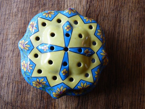 Superbe pique fleurs - superbe,