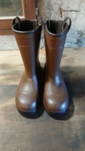 Une paire botte securitée - une, de
