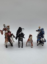 Lot 4 Figurines