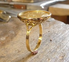 Bague pièce or 20 Francs Napoléon sur panier repercé arabesque 