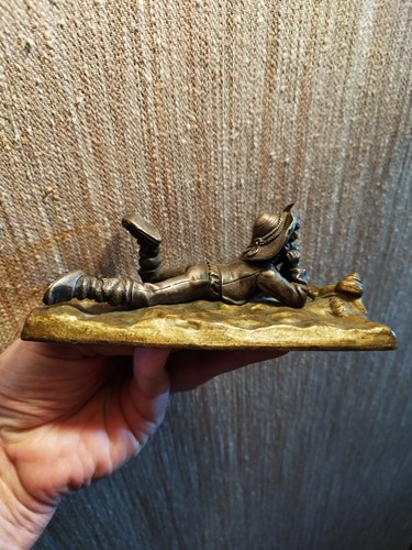 Statuette enfant allongé - enfant,