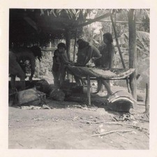 OLD PHOTO +- 1955 GUIANA OYAPOCK REGION YOUNG AMERINDIANS AT WORK
