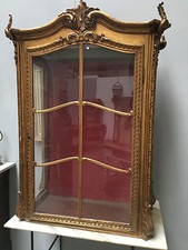 Vitrine louis XV Vitrine en bois doré / Vitrine murale