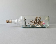 bateau en bouteille, voilier de la marine anglaise près d'un phare, déco marine