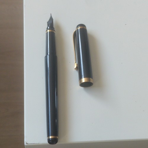 Stylo plume noir - , attributs