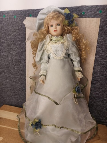 Poupée porcelaine - , de