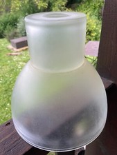 Grand abat-jour en verre blanc dépoli pour luminaire ou suspension.