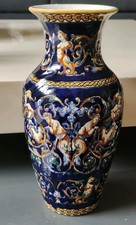 Vase Faïence émaillée "Gien Renaissance fond bleu"/Angelots/Chimères. Haut 26 cm