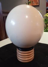OEUF D AUTRUCHE évidé sur socle en bois, objet de curiosité très décoratif.