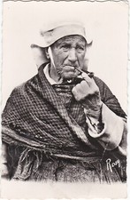 E0409 VIEILLE BRETONNE FUMANT