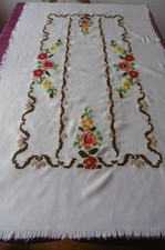 Nappe entourée de franges et