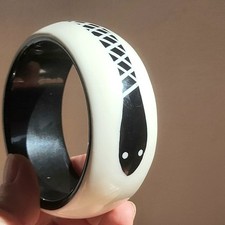 Bracelet Jonc en Résine Noir et Blanc Motif Serpent Stylisé Vintage 