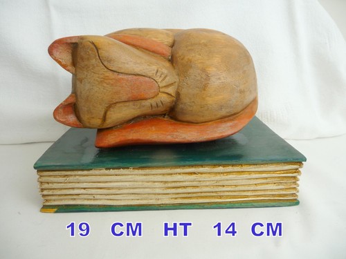 Statuette chat couché - , bois