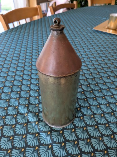 Une ancienne bouillotte - , en