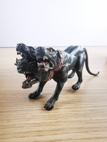 Figurine chien trois têtes - à,