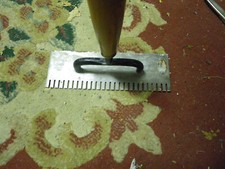 Peigne à colle de carreleur