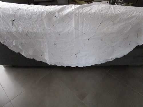 Nappe ancienne brodée ronde