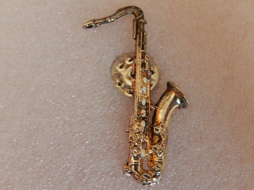 Pin saxophone - -,