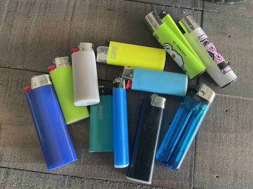 Lot briquets bic - de, À