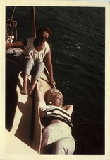 ANTIQUE PHOTO - VINTAGE SNAPSHOT - SEXY WOMAN BOAT FASHION FUNNY TANNING - BOAT