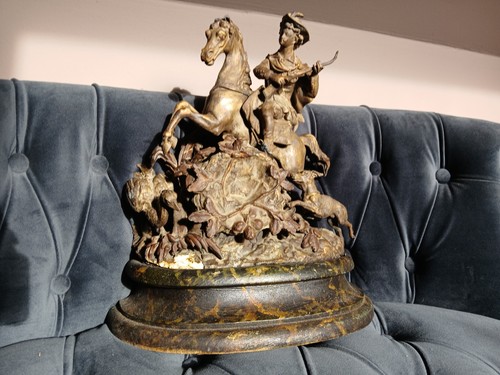 Statue équestre avec - chien, et