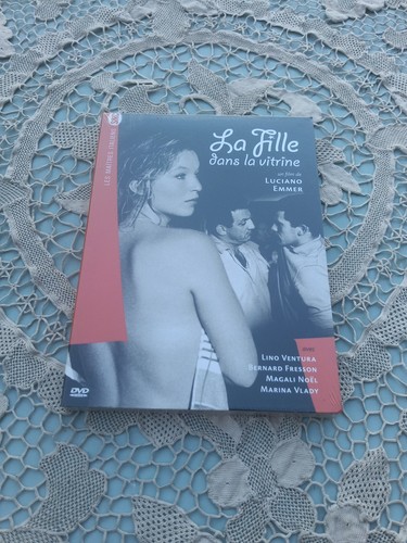 Dvd fille dans vitrine - la,