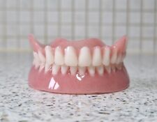 Prothèses complètes supérieures et inférieures, fausses dents.