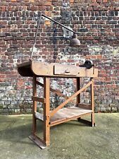 Établi vintage avec étau et