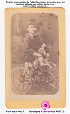 ENFANT SUR JOUET TRICYCLE